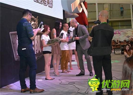CJ2014：杰森斯坦森攜車模登臺 CJ史上最大牌亮相