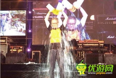 周鴻祎完成冰桶挑戰(zhàn)，挑戰(zhàn)馬化騰